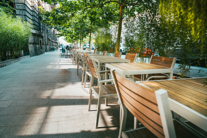 How to Perform Effective Restaurant Patio Cleaning?